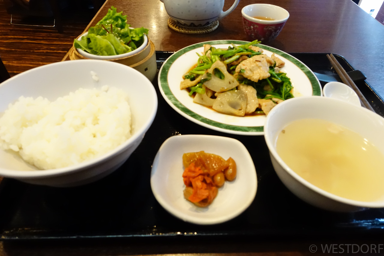 新宿御苑の近所で昼メシ