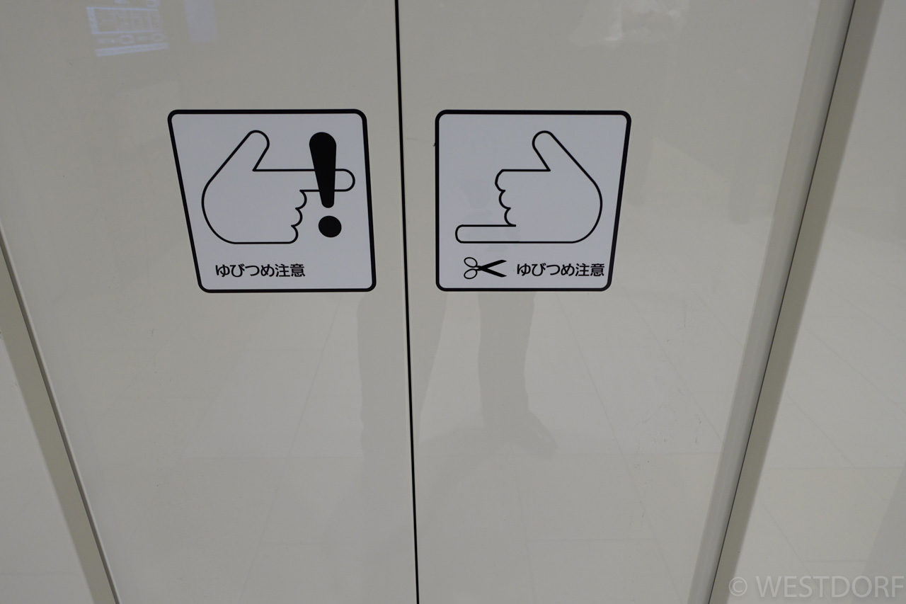 博多のエレベータは怖いわ